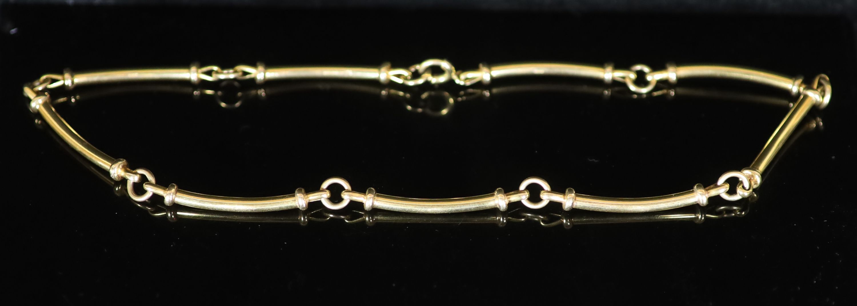 A modern 9ct gold curved baton link chain